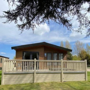 Willow Lodge with Hot Tub